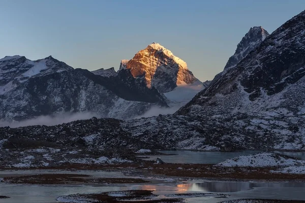 Wunderschöne Berglandschaft im Himalaya, Nepal. — Stockfoto