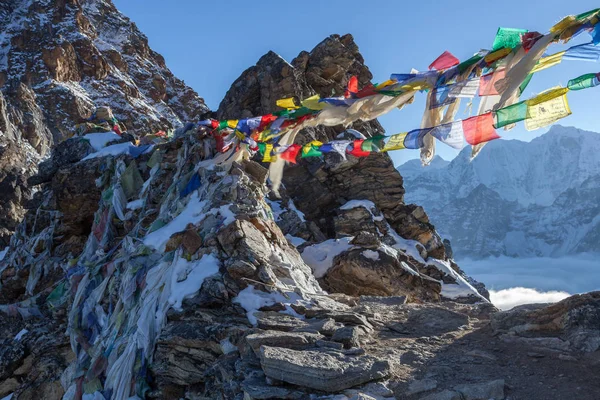 Bandiere buddiste di preghiera su Renjo La pass sul percorso Three Passes Trail in Himalaya, Nepal . — Foto Stock