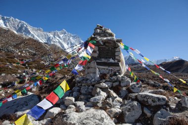 Nepal - 24 Ekim 2015: Budist dua bayrakları büyük Lehçe dağcı onurlandırmak için bir chorten Anıtı: Jerzy çıkışını, Rafal Cholda ve Cheslaw Jakiel arka planda Lhotse Dağı.