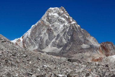 Kayalık dağ tepe: Sagarmatha Milli Parkı Himalayalar Nepal dağ Zirvesi apaçık bir belge üzerinde parlak