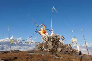 Bir Budist chorten yüksek Himalaya dağlarında Nepal sallayarak Budist Budist dua bayrakları