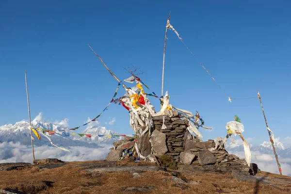 Banderas de oración budistas en un coro budista en las altas montañas del Himalaya Nepal ondeando budista — Foto de Stock