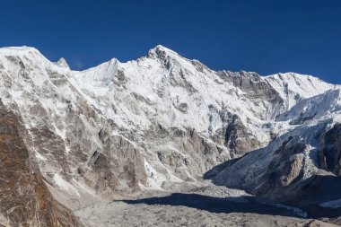 Cho Oyu dağ tepe manzarası açık bir günde yüksek Himalaya Dağları: Sagarmatha Ulusal
