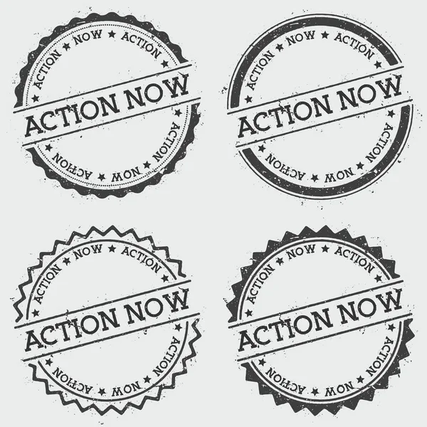 Action now insignia stamp isolated on white background Segel hipster bulat dengan tinta teks - Stok Vektor