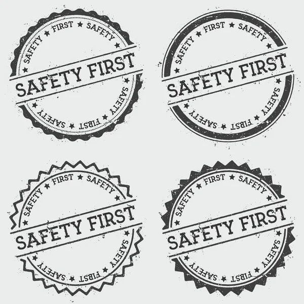 Sicherheit erster Abzeichen Stempel isoliert auf weißem Hintergrund Grunge runde Hipster Siegel mit Textfarbe — Stockvektor