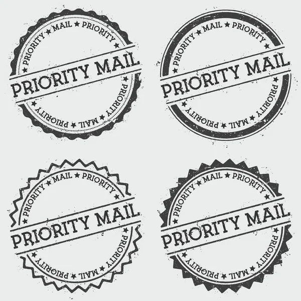 Sello de insignia de correo prioritario aislado sobre fondo blanco Sello hipster redondo Grunge con tinta de texto — Vector de stock