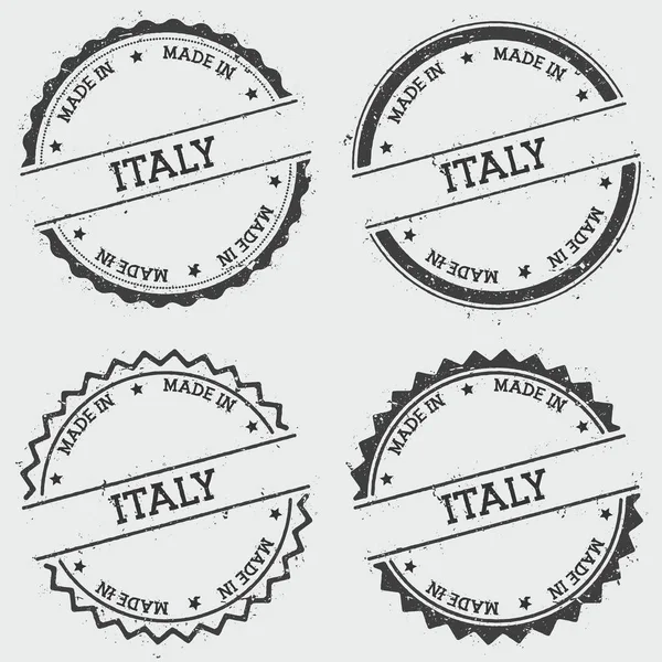 Gemaakt in Italië insignia stempel geïsoleerd op een witte achtergrond Grunge ronde hipster zegel met inkt van de tekst — Stockvector