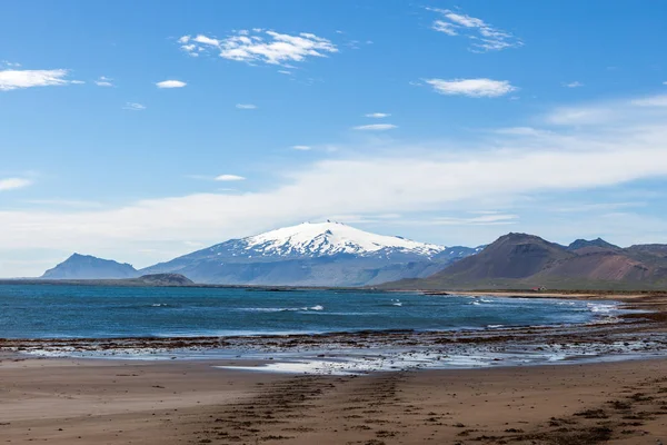 Gyönyörű Izlandi táj, gleccser fehér sapka Snaefellsjokull vulkán a horizont-nézet — Stock Fotó