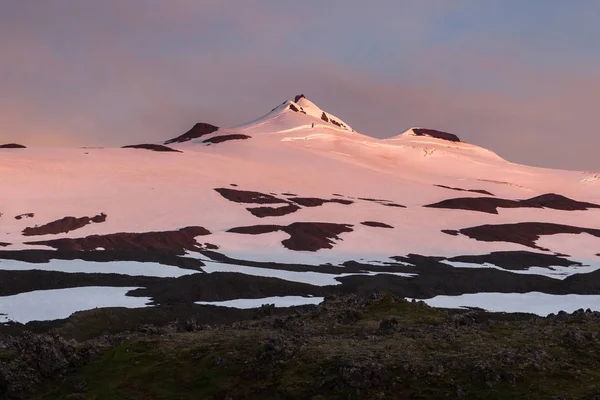 Islândia paisagem vulcânica nevada ao pôr-do-sol com tampa de geleira branca e cume do vulcão Snaefellsjokull — Fotografia de Stock
