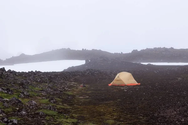 Campeggio selvaggio in Islanda campo di lava Mattina presto nebbia sul paesaggio nero di Saefellsnes occidentale — Foto Stock