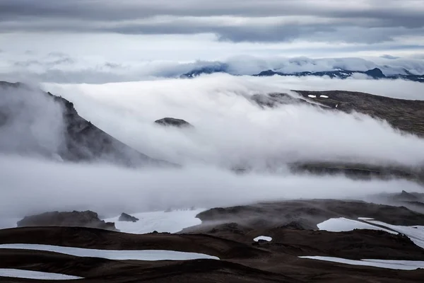 Nuvens cobrindo lentamente a Islândia vista de montanha nevada da encosta de Snaefellsjokull — Fotografia de Stock