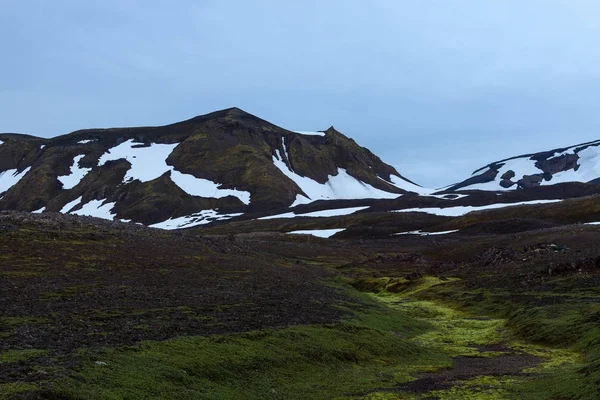 Incredibili colline verdi dell'Islanda con macchie di neve nel parco nazionale di Saefellsnes Bella Islanda — Foto Stock