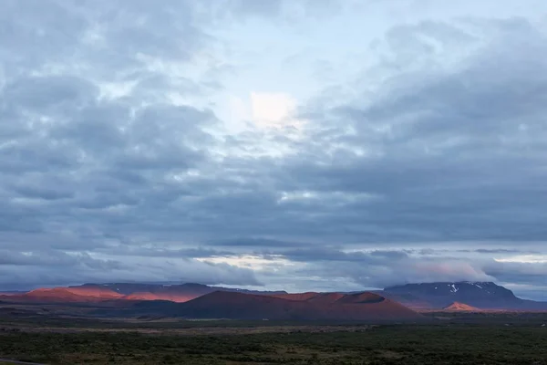Gyönyörű piros vulkáni kráter, a közeli Krafla kigyulladt a naplemente csodálatos Izlandi vulkán táj — Stock Fotó