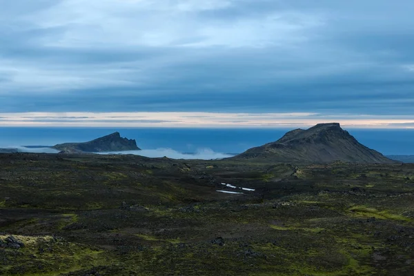 Исландские зеленые холмы в Saefellsnes национального парка Удивительный синий час Исландский горный пейзаж с — стоковое фото
