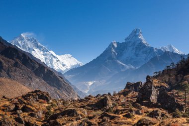 Himalaya dağ silsilesi: Sagarmatha Milli Parkı Nepal Ama Dablam ve Tamserku dağlar görünümünde