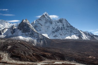 Güzel Ama Dablam dağ manzarasına ünlü Everest Base Camp trek Himalayalar'da