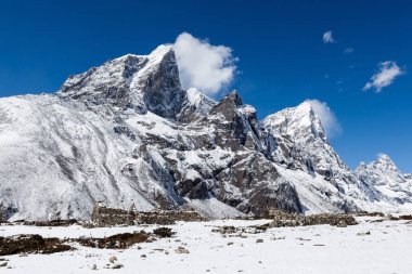 Karlı dağlar karlı Everest Base Camp güzel manzara giderken Dingboche village yakınındaki