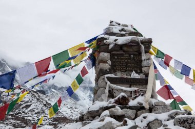 Everest Base Camp Treknepal Ekim 24 2015 Budist dua bayrakları altında bir chorten karda