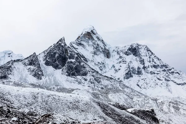 Ama 这样山岭重雪上著名的珠峰大本营后山景色跋涉在 — 图库照片