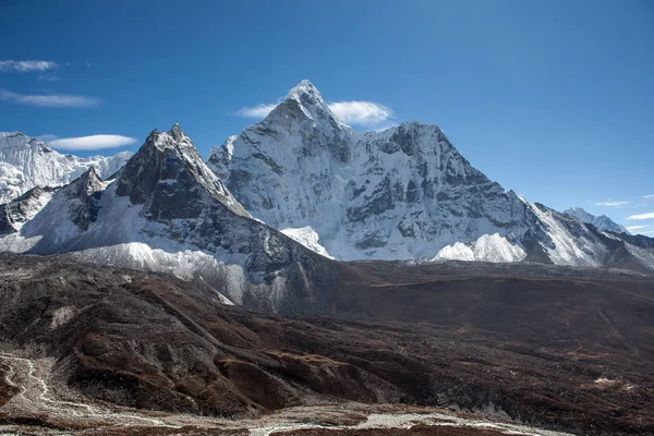 Hermosa vista de la cordillera de Ama Dablam en el famoso Everest Base Camp trek en Himalaya — Foto de Stock