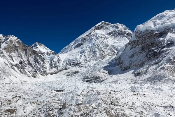 Khumbu-Gletscher im immeresten Basislager himalayas nepal schöne Landschaft eines schneeweißen Berges — Stockfoto