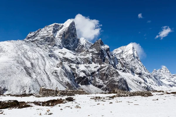 Montañas nevadas cerca del pueblo de Dingboche en el camino al campamento base del Everest Hermoso paisaje de nieve — Foto de Stock