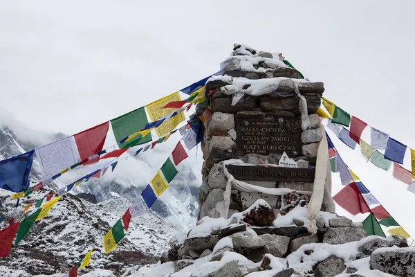 EVEREST BASE CAMP TREKNEPAL 24 OCTUBRE 2015 Banderas de oración budistas bajo la nieve en un corten — Foto de Stock