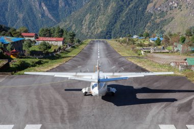 Luklanepal 18 Ekim 2015 küçük uçak için hazırlık Tenzinghillary çıkar