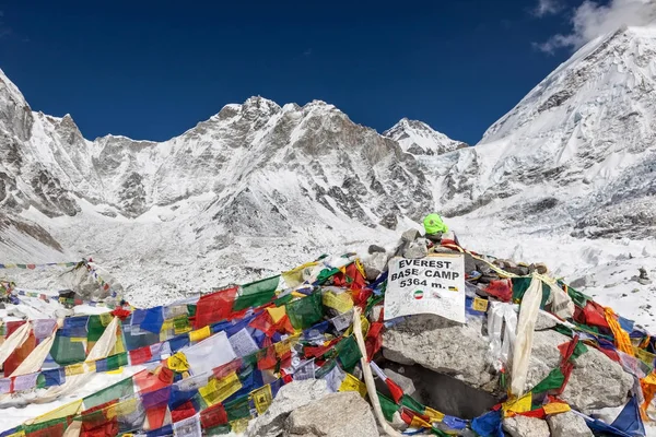 OGNI BASE CAMP TREKNEPAL 01 NOVEMBRE 2015 Everest Base Camp segno con pietre e buddista — Foto Stock