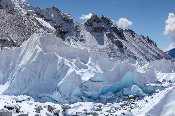Nahaufnahme des Khumbu-Gletschers vom immerwährendsten Basislager himalayas nepal wunderschönes türkisfarbenes Gletschereis — Stockfoto