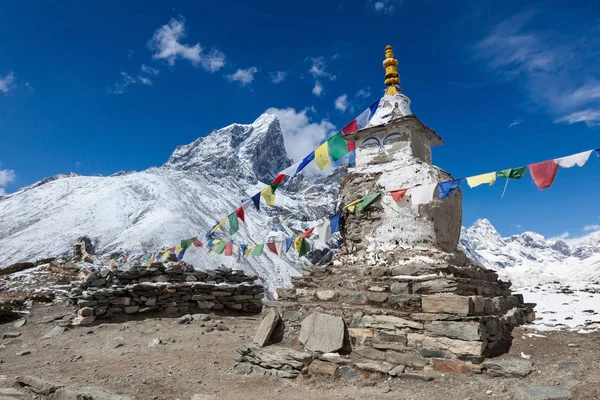 Banderas budistas de oración en un coro budista en la ruta del campamento base del Everest en Himalaya Nepal ondeando — Foto de Stock