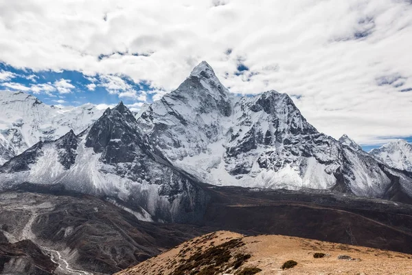 Hermosa vista de la cumbre de la montaña Ama Dablam en el famoso Everest Base Camp trek en Himalaya — Foto de Stock