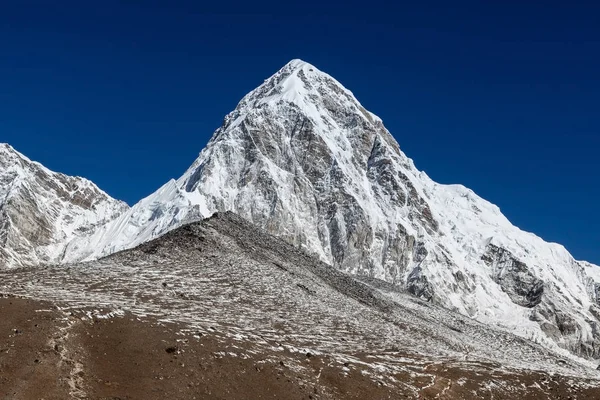 Pumori 山和珠穆朗玛峰卡拉 Patthar 查看点小道到卡拉 Patthar 山 — 图库照片