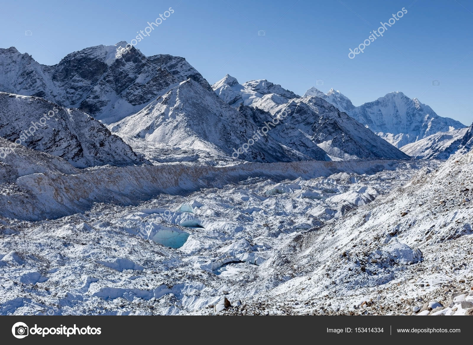 昆布冰川附近的一个白色的飘雪的珠穆朗玛峰基地营喜马拉雅山脉尼泊尔美丽景观——图库图片© Eugene Ga #153414334, image size:1600x1167
