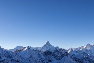 Sabah güneş keskin dağ tepe ayakta dışarı ilk ışınları tarafından güzel Ama Dablam tepe yaktı