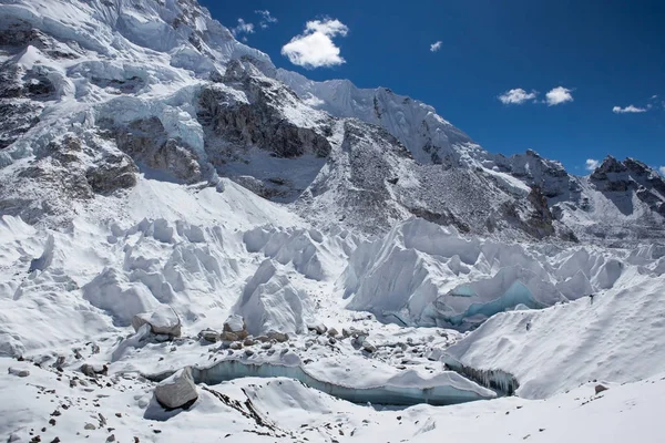 Blick auf den Khumbu-Gletscher vom Everest Basislager himalayas Nepal wunderschönes türkisfarbenes Gletschereis beleuchtet — Stockfoto