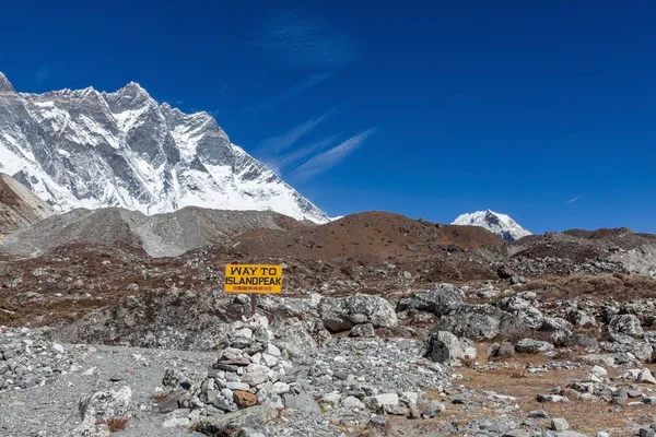 Weg zum Inselgipfel-Schild auf felsigem Pfad mit dem Lhotse-Berg im Hintergrund — Stockfoto