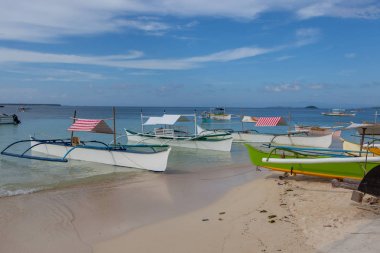 bohol Adası'nda Filipino geleneksel tekneler