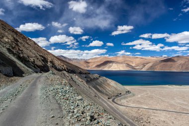 Ladakh gölde Pangong yolda