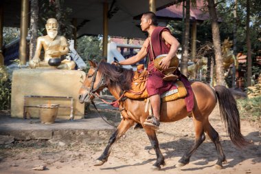 Chiang Rai Tayland Mar 1 2015 Budist keşiş bir binicilik altın at Temple Kuzey