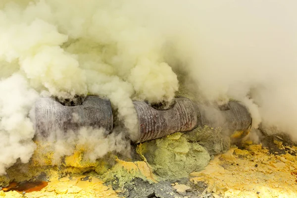 Kwas siarkowy gazów przy jeziorze krater Ijen Java wyspa w Indonezji — Zdjęcie stockowe