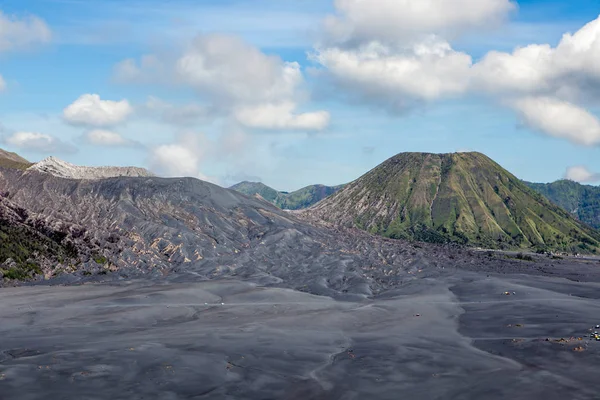 Duny popela sopky Bromo a Batok v kaldeře Tengger v ostrově Jáva v Indonésii — Stock fotografie