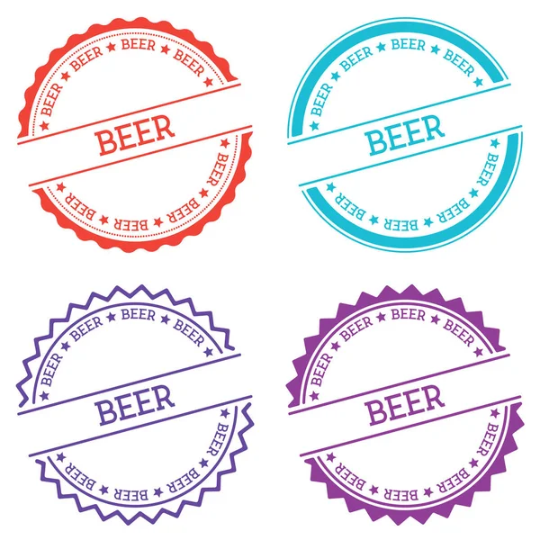 Bierabzeichen isoliert auf weißem Hintergrund flachen Stil rundes Etikett mit Text kreisförmigen Emblem Vektor — Stockvektor