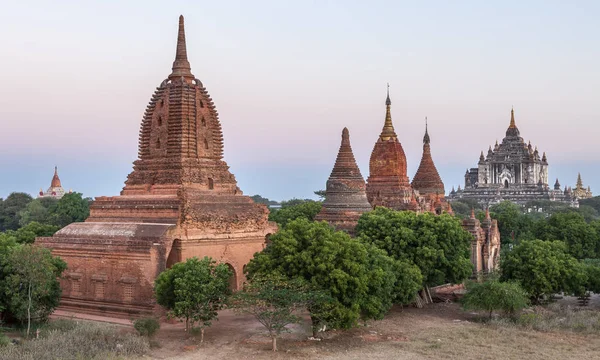 gün batımında yeşil ağaçlar eski Birmanya tuğla tapınaklar