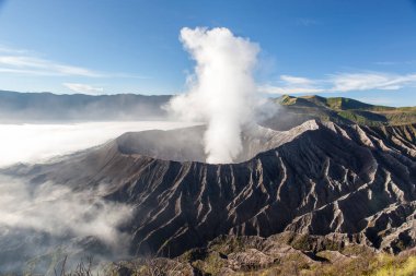Sabah sis mt Batok Zirvesi üzerinden gündoğumu, Bromo yanardağ krater