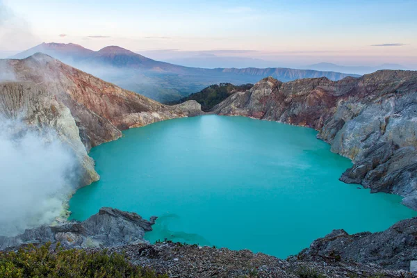Barevné Ijen sopka Kráterové jezero a sopka Raung na pozadí — Stock fotografie