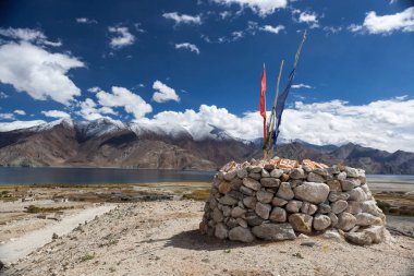 Pangong dağ gölü ile Tibet Budist chorten görkemli dağ gölü sahne mavi gökyüzü beyaz ile