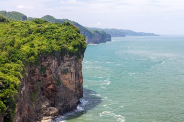 Endonezya Java kıyılarının yeşil taşlar
