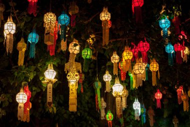 Tay lantern Festivali Loy Krathong başlangıç sırasında kutsal Bodhi ağacı renkli fener ışığı