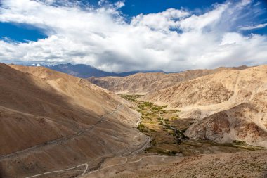 Ladakh Chang La geçişte Pangong Gölü giderken üzerinden görüntülemek